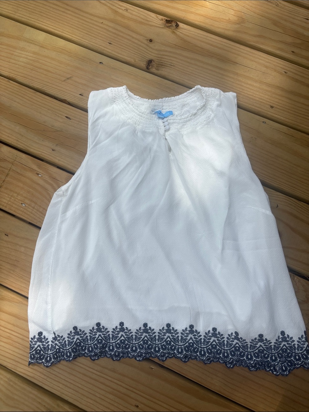 Draper James xl Women’s White Sleeveless Top with Navy Embroidered Hem
